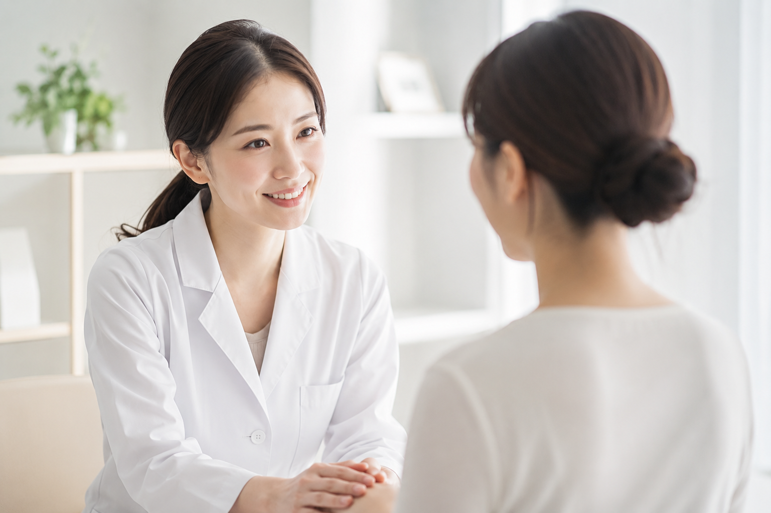 医師が患者様の相談を丁寧に伺う様子